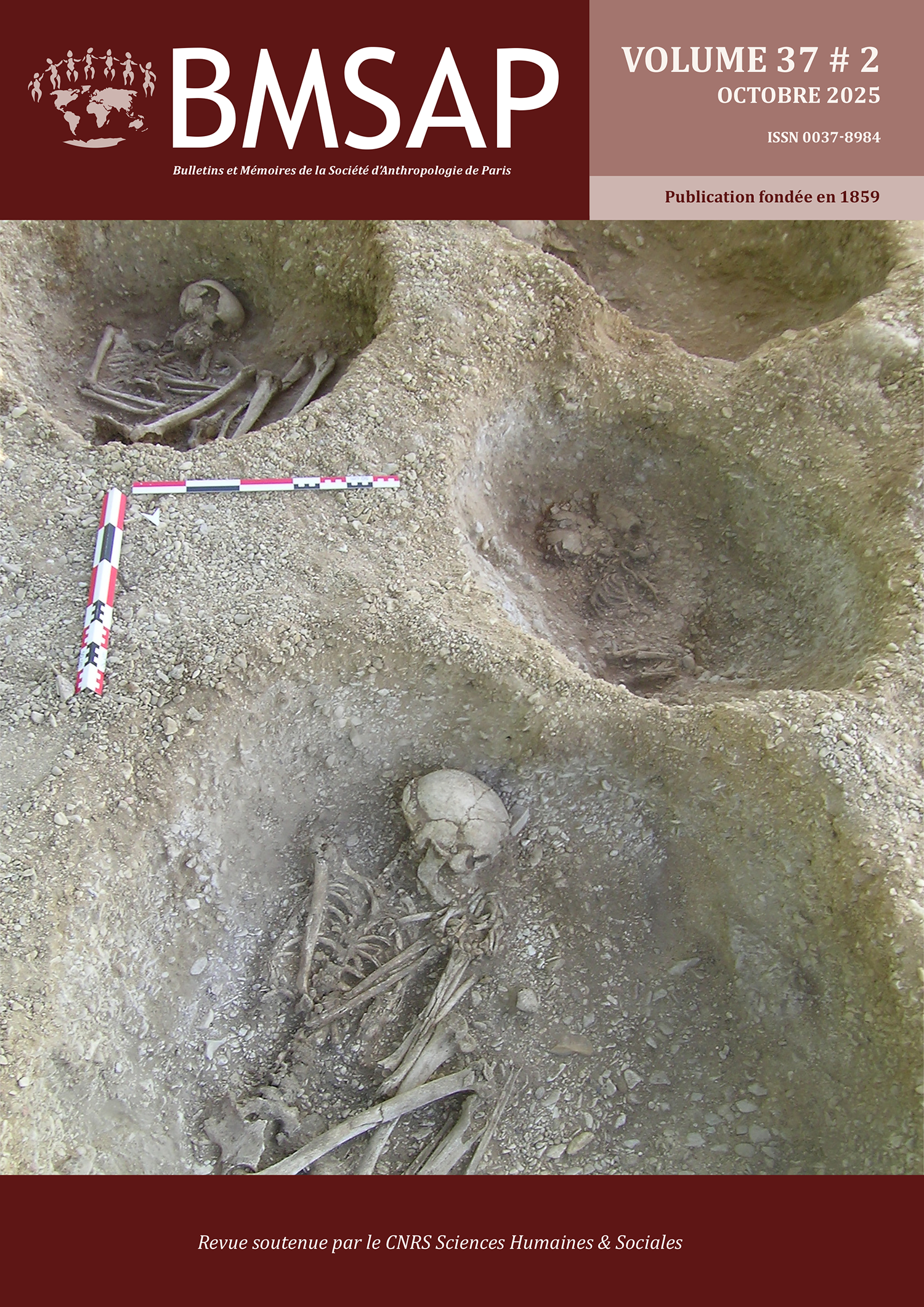 Couverture de la deuxième partie du volume 37 des BMSAP, publié en octobre 2025. L'illustration est une photographie de quatre fosses circulaires et peu profondes contenant des squelettes, dont un adulte au premier plan en bas et deux juvéniles en arrière-plan